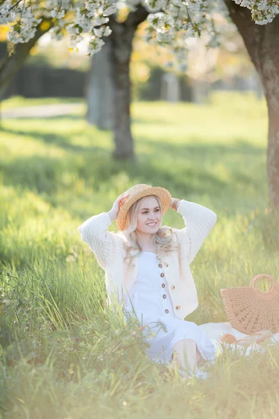 Belle Jeune Femme Repose Sur Pique Nique Dans Jardin Fleuri — Photo