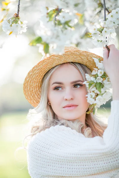 Hermosa Joven Está Descansando Picnic Jardín Floreciente Flores Blancas Primavera — Foto de Stock