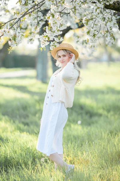 Hermosa Joven Está Descansando Picnic Jardín Floreciente Flores Blancas Primavera —  Fotos de Stock