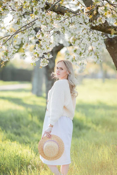 Красива Молода Жінка Відпочиває Пікніку Квітучому Саду Білі Квіти Весна — стокове фото