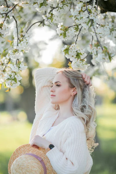 Hermosa Joven Está Descansando Picnic Jardín Floreciente Flores Blancas Primavera — Foto de Stock