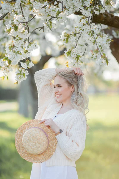 Belle Jeune Femme Repose Sur Pique Nique Dans Jardin Fleuri — Photo