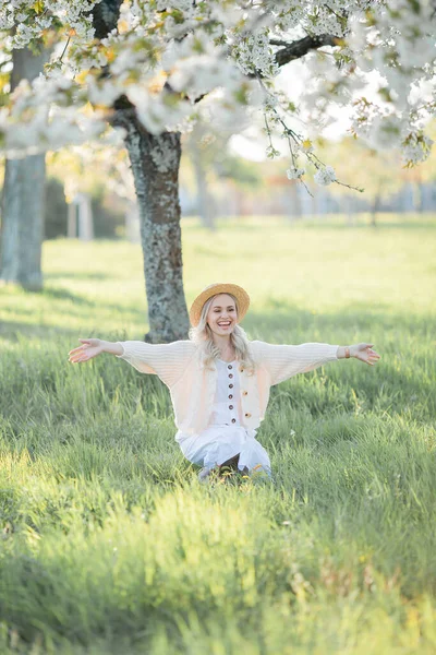 Belle Jeune Femme Repose Sur Pique Nique Dans Jardin Fleuri — Photo