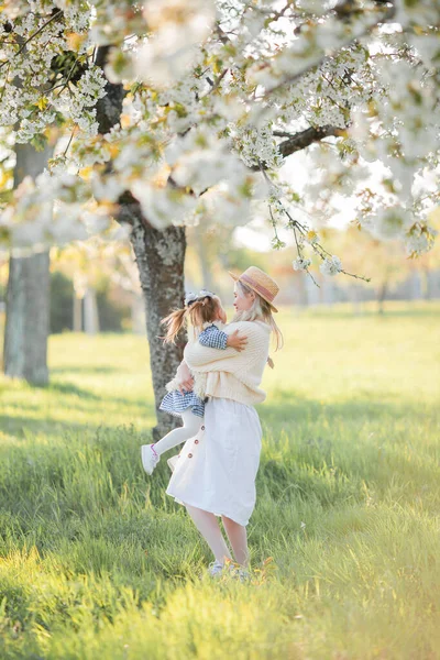 Beautiful Young Mother Her Little Daughter Resting Picnic Flowering Garden — Stock Photo, Image