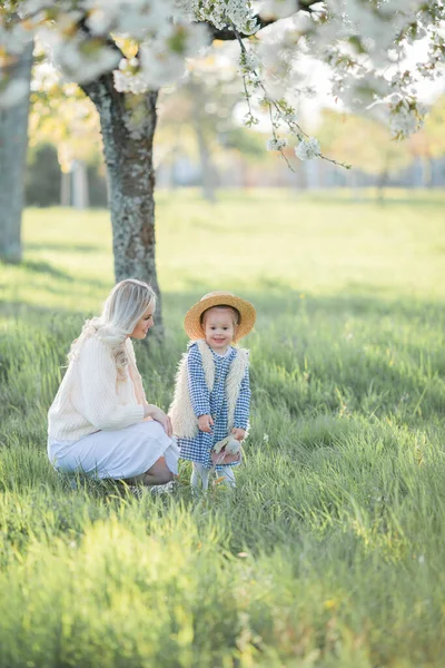 Beautiful Young Mother Her Little Daughter Resting Picnic Flowering Garden — Stock Photo, Image