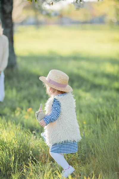 Una Hermosa Madre Joven Con Hija Pequeña Descansan Picnic Jardín —  Fotos de Stock