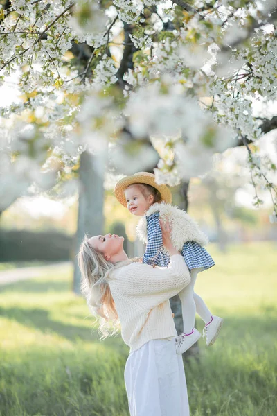 Beautiful Young Mother Her Little Daughter Resting Picnic Flowering Garden — Stock Photo, Image