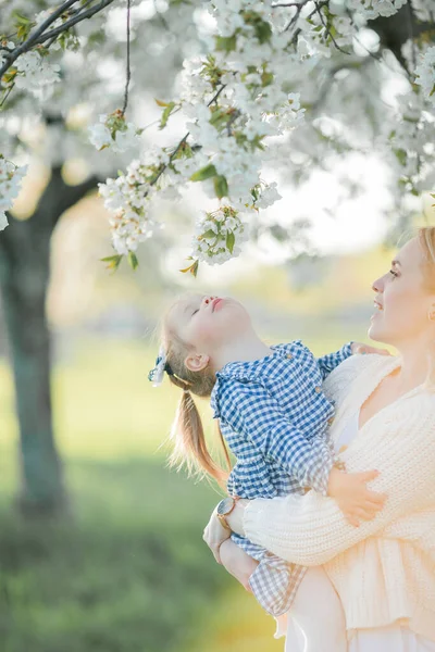 Beautiful Young Mother Her Little Daughter Resting Picnic Flowering Garden — Stock Photo, Image