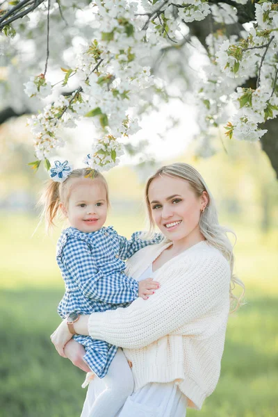 Beautiful Young Mother Her Little Daughter Resting Picnic Flowering Garden — Stock Photo, Image