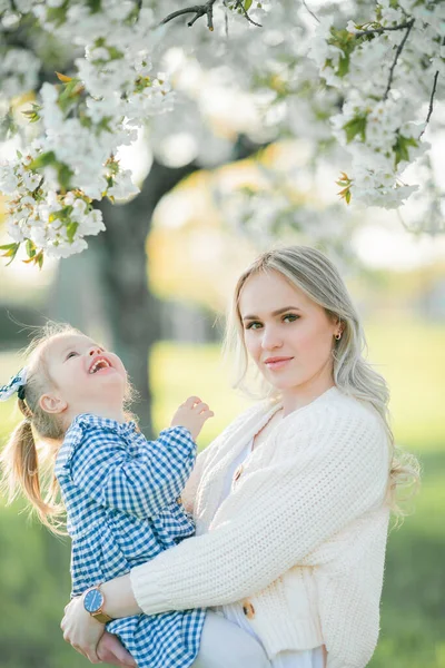 Beautiful Young Mother Her Little Daughter Resting Picnic Flowering Garden — Stock Photo, Image