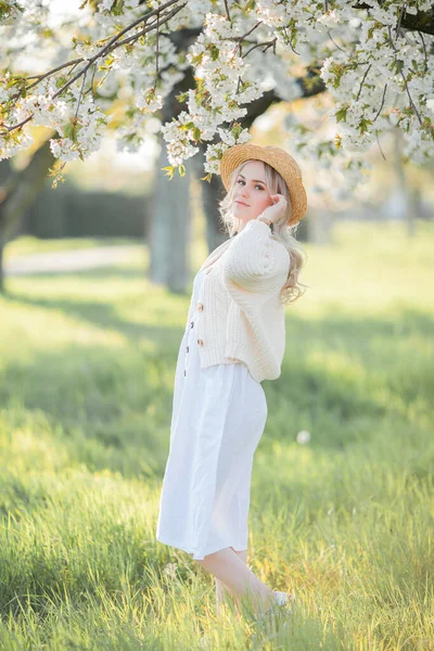 Hermosa Joven Está Descansando Picnic Jardín Floreciente Flores Blancas Primavera —  Fotos de Stock