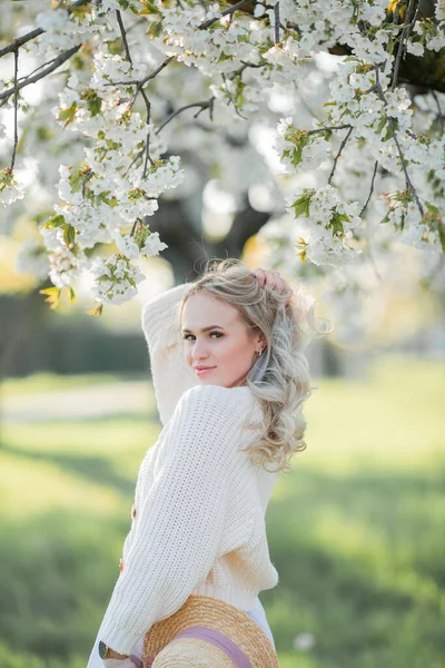 Hermosa Joven Está Descansando Picnic Jardín Floreciente Flores Blancas Primavera — Foto de Stock