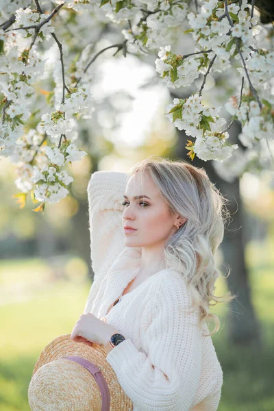 Belle Jeune Femme Repose Sur Pique Nique Dans Jardin Fleuri — Photo