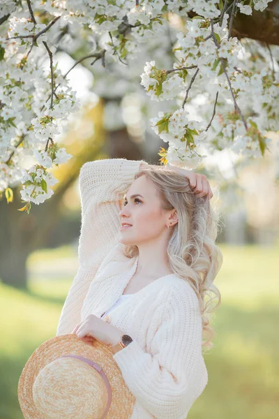 Belle Jeune Femme Repose Sur Pique Nique Dans Jardin Fleuri — Photo