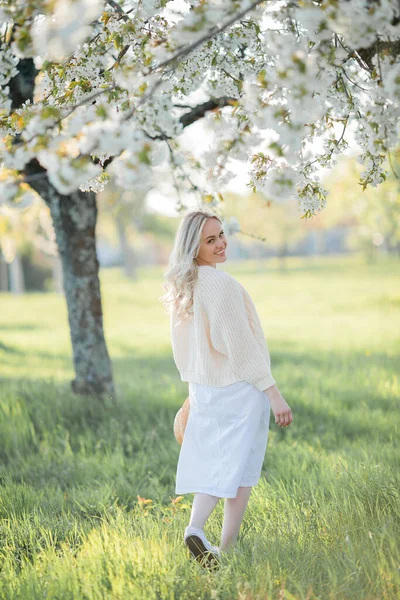 Piękna Młoda Kobieta Odpoczywa Pikniku Kwitnącym Ogrodzie Białe Kwiaty Wiosna — Zdjęcie stockowe