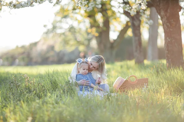 Beautiful Young Mother Her Little Daughter Resting Picnic Flowering Garden — Stock Photo, Image