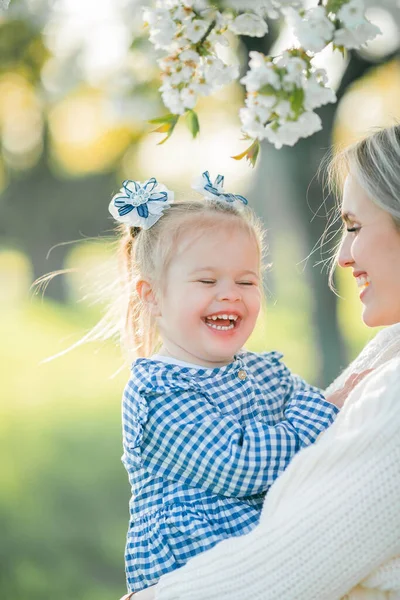 Krásná Mladá Matka Svou Dcerou Odpočívají Pikniku Kvetoucí Zahradě Bílé — Stock fotografie