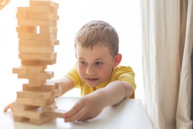 Mutlu aile birlikte masa oyunu oynuyor..