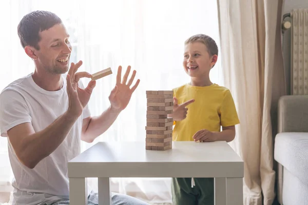 Familia Feliz Jugando Juego Mesa Juntos — Foto de Stock