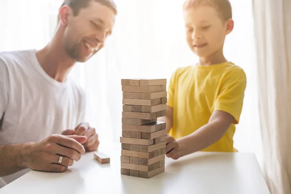 Glad Familj Spelar Brädspel Tillsammans — Stockfoto