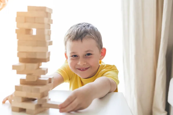 Glad Familj Spelar Brädspel Tillsammans — Stockfoto