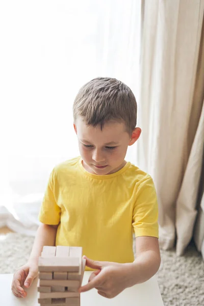 Glad Familj Spelar Brädspel Tillsammans — Stockfoto