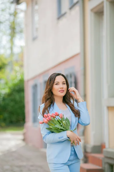 Ritratto Una Bella Giovane Donna Abito Blu Con Bouquet Tulipani — Foto Stock