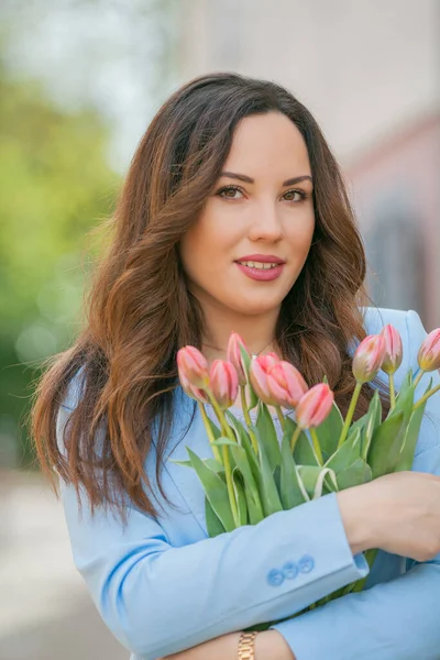 Retrato Uma Bela Jovem Mulher Terno Azul Com Buquê Tulipas — Fotografia de Stock