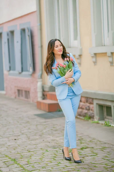 Portrait Une Belle Jeune Femme Costume Bleu Avec Bouquet Tulipes — Photo