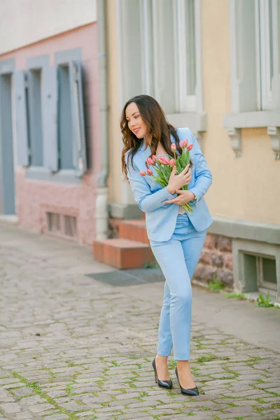 Portrait Une Belle Jeune Femme Costume Bleu Avec Bouquet Tulipes — Photo