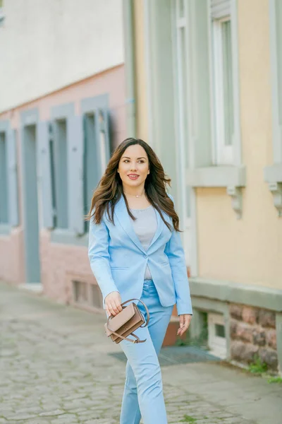 Portrait Une Belle Jeune Femme Costume Bleu Avec Bouquet Tulipes — Photo