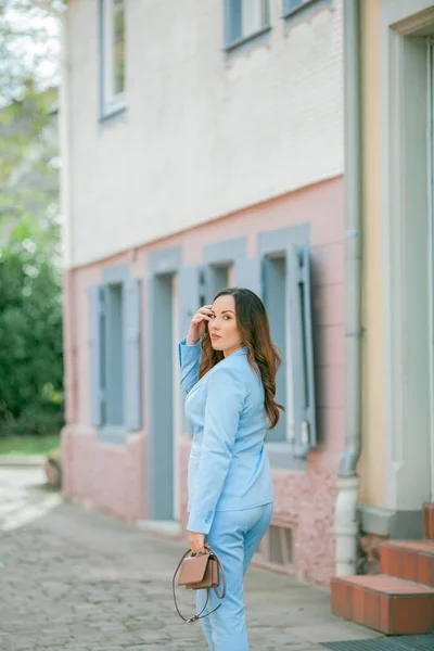 Portrait Une Belle Jeune Femme Costume Bleu Avec Bouquet Tulipes — Photo