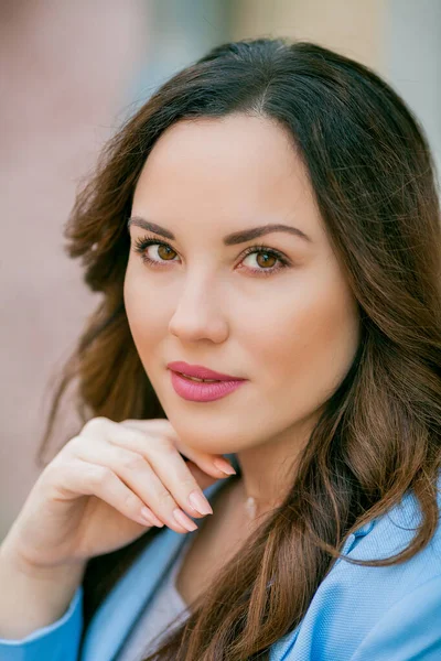 Retrato Uma Bela Jovem Mulher Terno Azul Com Buquê Tulipas — Fotografia de Stock