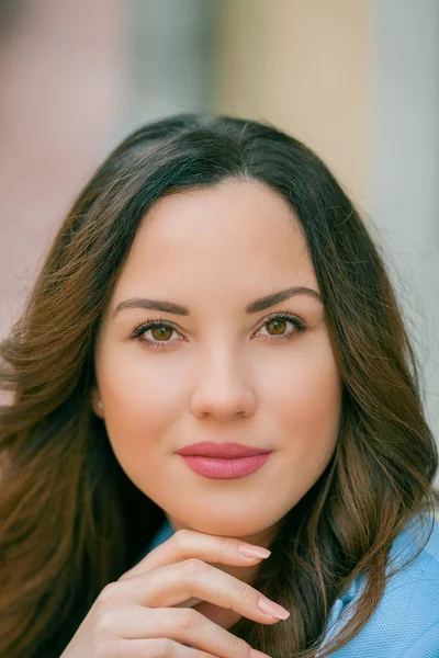 Retrato Uma Bela Jovem Mulher Terno Azul Com Buquê Tulipas — Fotografia de Stock