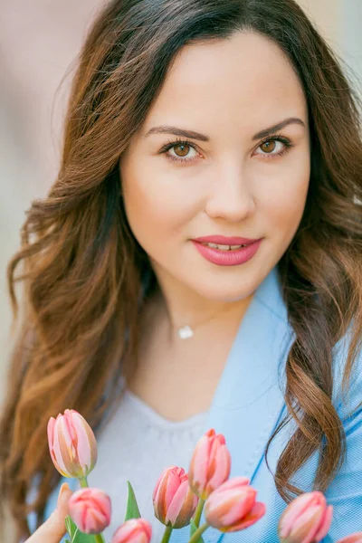 Retrato Uma Bela Jovem Mulher Terno Azul Com Buquê Tulipas — Fotografia de Stock