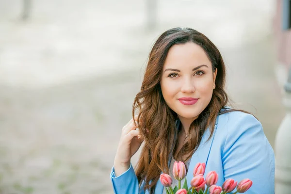 Retrato Uma Bela Jovem Mulher Terno Azul Com Buquê Tulipas — Fotografia de Stock