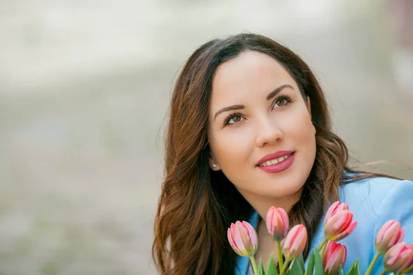 Retrato Uma Bela Jovem Mulher Terno Azul Com Buquê Tulipas — Fotografia de Stock