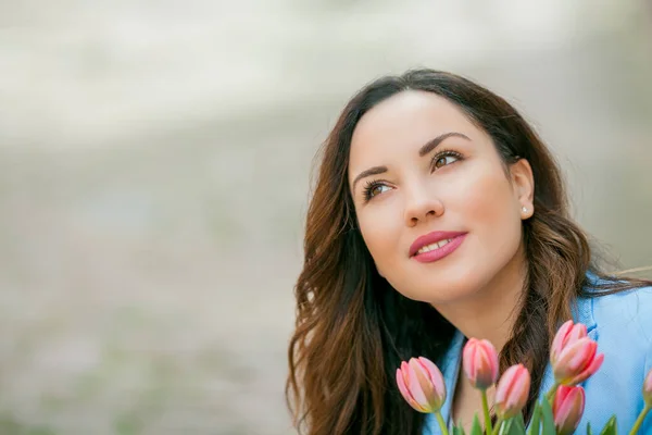 Retrato Uma Bela Jovem Mulher Terno Azul Com Buquê Tulipas — Fotografia de Stock