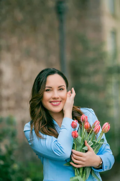 Retrato Uma Bela Jovem Mulher Terno Azul Com Buquê Tulipas — Fotografia de Stock