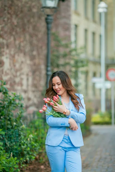 Portrait Une Belle Jeune Femme Costume Bleu Avec Bouquet Tulipes — Photo