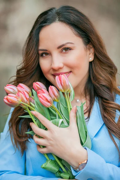 Retrato Uma Bela Jovem Mulher Terno Azul Com Buquê Tulipas — Fotografia de Stock