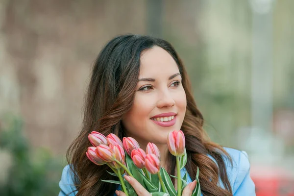 Портрет Красивої Молодої Жінки Синьому Костюмі Букетом Тюльпанів — стокове фото