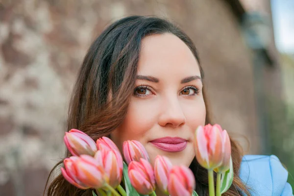 Ritratto Una Bella Giovane Donna Abito Blu Con Bouquet Tulipani — Foto Stock