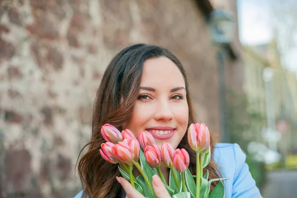 Retrato Uma Bela Jovem Mulher Terno Azul Com Buquê Tulipas — Fotografia de Stock