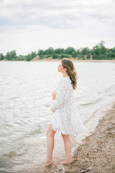 Junge Schöne Schwangere Frau Einem Schönen Kleid Meer Picknick — Stockfoto