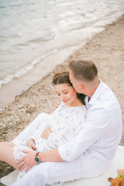 海の近くの赤ちゃんを期待して若い美しいカップル 妊娠中 ピクニック — ストック写真