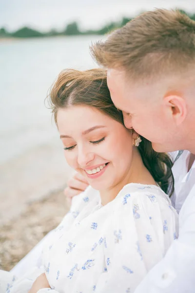 Young Beautiful Couple Anticipation Baby Sea Pregnancy Picnic — Stock Photo, Image
