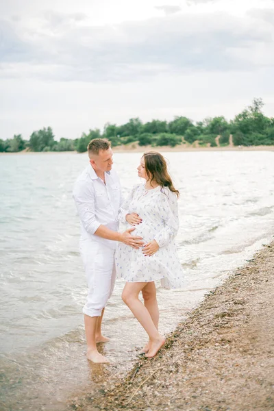 Unga Vackra Par Väntan Barnet Nära Havet Graviditet Picknick — Stockfoto