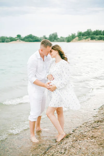 海の近くの赤ちゃんを期待して若い美しいカップル 妊娠中 ピクニック — ストック写真