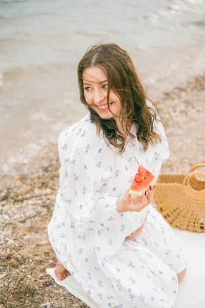 Deniz Kenarında Güzel Bir Elbise Giymiş Hamile Bir Kadın Piknik — Stok fotoğraf